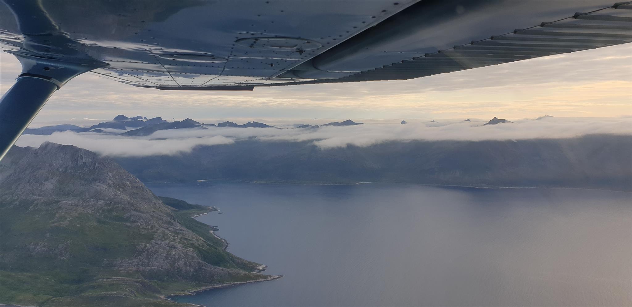 Skyer på fjelltoppene