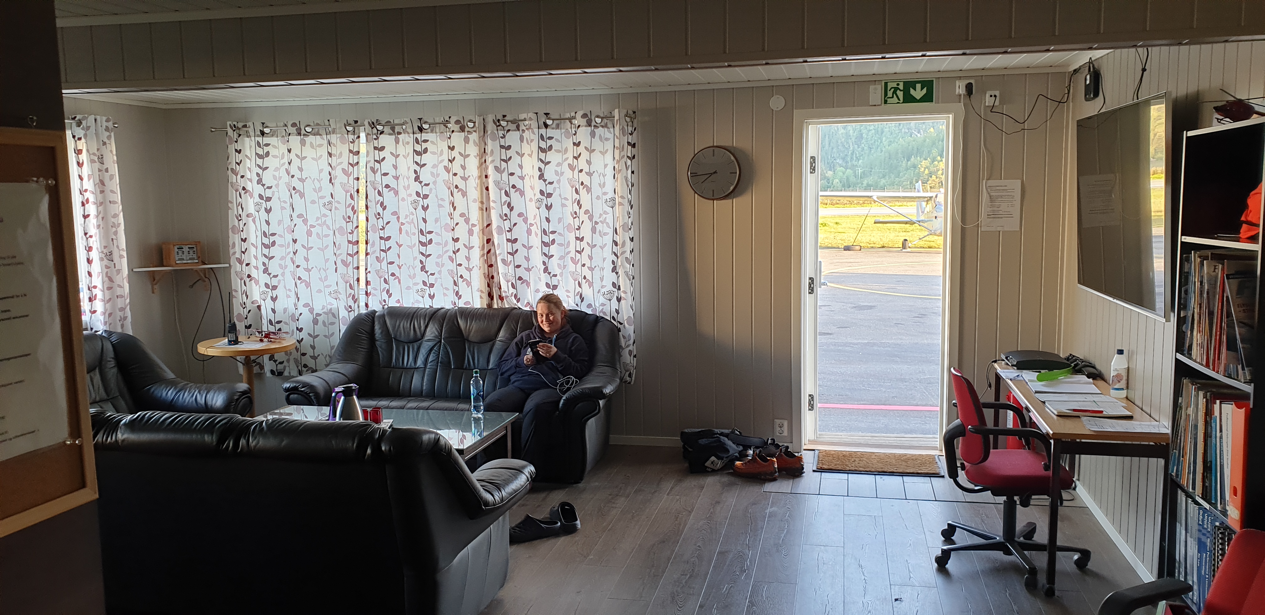 Klubbhuset til Namdal Flyklubb, med LN-HOG synlig utenfor